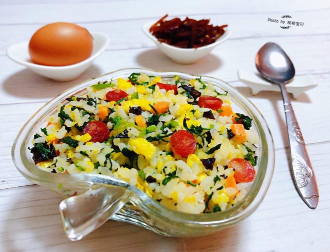 腊肠芹叶蛋炒饭