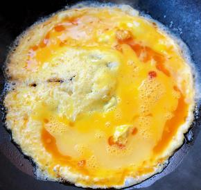 锅中倒入油加热至五成油温再倒入蛋液