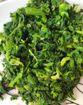 芹菜叶切成碎粒