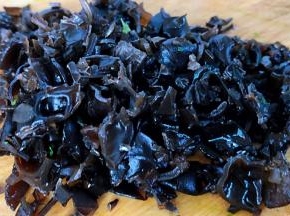 泡发好的木耳切成小块