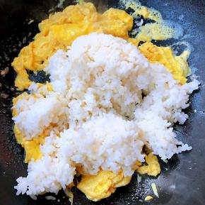 鸡蛋炒至七分熟倒入米饭