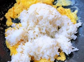 鸡蛋炒至七分熟倒入米饭