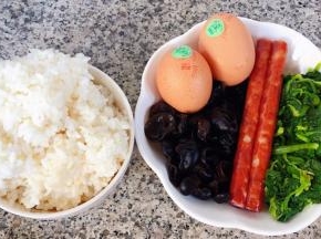 准备原材料米饭、鸡蛋、腊肠、木耳、焯好水的芹菜叶