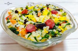 营养美味的腊肠芹叶蛋炒饭装入容器中就大功告成了