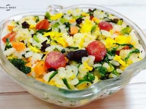 营养美味的腊肠芹叶蛋炒饭装入容器中就大功告成了