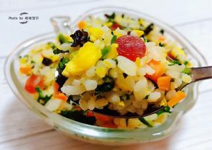 芹菜叶独有的清香混搭着腊肠和鸡蛋一起食用味道好极了