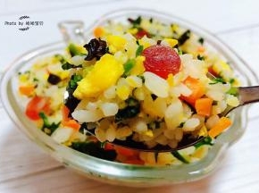 芹菜叶独有的清香混搭着腊肠和鸡蛋一起食用味道好极了