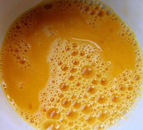 鸡蛋打散顺一个方向均匀的搅拌