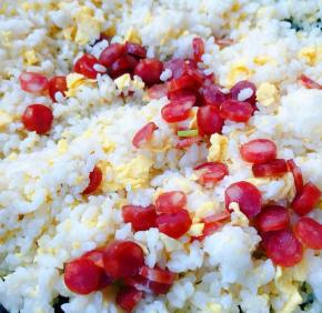 鸡蛋和米饭炒匀放入腊肠中火翻炒