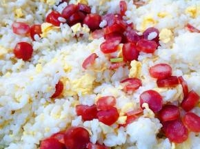 鸡蛋和米饭炒匀放入腊肠中火翻炒