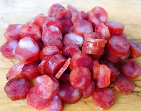 腊肠切成小圆片