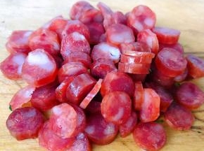 腊肠切成小圆片