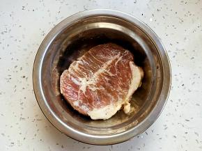 牛排提前解冻，厨房纸吸干表面水分，用刀背敲打几下，让肉松弛。两面涂抹海盐、现磨黑胡椒碎腌制20分钟。
