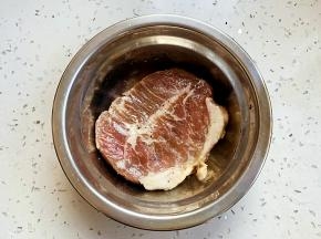 牛排提前解冻，厨房纸吸干表面水分，用刀背敲打几下，让肉松弛。两面涂抹海盐、现磨黑胡椒碎腌制20分钟。