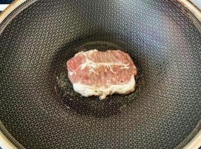 油冒烟时放入牛排大火煎制。一面上色后翻面，两面同时煎黄。