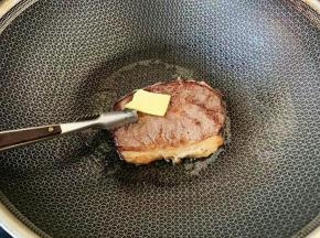 转中小火，放一块黄油增加香味。