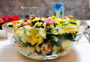 腊肠芹叶蛋炒饭是一碗既有颜值又有营养内涵的炒饭