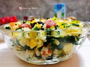 腊肠芹叶蛋炒饭是一碗既有颜值又有营养内涵的炒饭