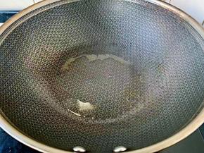 起锅热橄榄油。