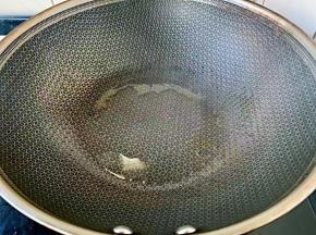 起锅热橄榄油。