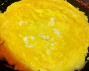 中小火摊成鸡蛋薄饼