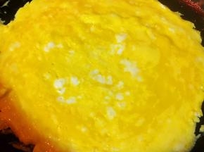 中小火摊成鸡蛋薄饼