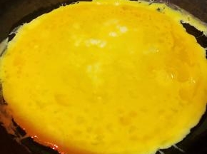 锅中倒入底油加热再倒入适量蛋糊