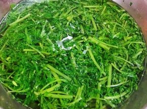 茼蒿摘净洗好放入开水中烫一下立即捞出放入冷水中过凉沥干水份