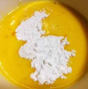 鸡蛋打散放入淀粉搅拌均匀的糊状