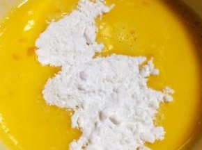 鸡蛋打散放入淀粉搅拌均匀的糊状