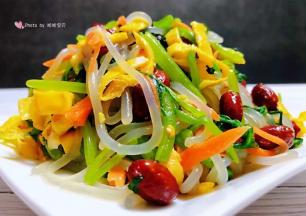爽口开胃的茼蒿凉拌合菜装入盘中就大功告成了