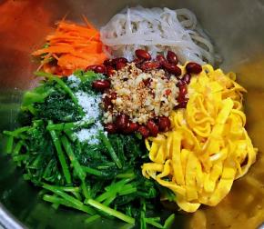 放入调味料浇好香辣油、糖、盐、醋、味精