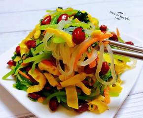 此菜入口有菜的清香蛋香混搭着花生米的香味就是完美的结合棒极了