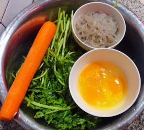 准备原材料胡萝卜去皮、茼蒿、煮好的粉条、鸡蛋