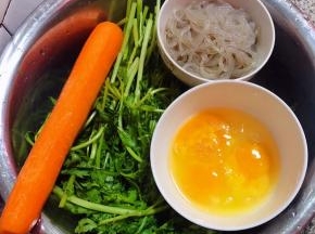 准备原材料胡萝卜去皮、茼蒿、煮好的粉条、鸡蛋