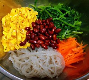 胡萝卜切丝、粉条、花生米、鸡蛋丝、茼蒿切段放入容器中