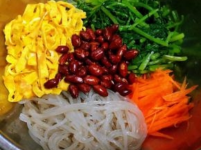 胡萝卜切丝、粉条、花生米、鸡蛋丝、茼蒿切段放入容器中