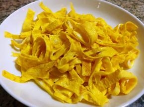 鸡蛋薄饼晾至不烫手时切成丝