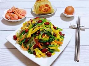 搭配韭菜盒、鸡蛋、北极虾一起吃就非常有营养的早餐