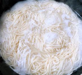 锅中烧开水下入面条大火煮熟后立即捞出放入冷水中过凉