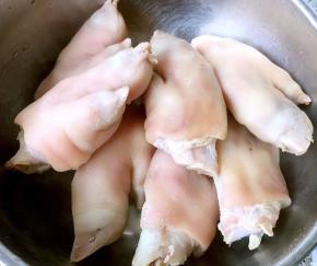  焯好水的猪蹄立即放入冷水中冲洗干净沥干水份备用