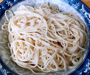 沥干水份的面条装入容器中