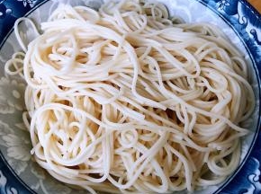 沥干水份的面条装入容器中