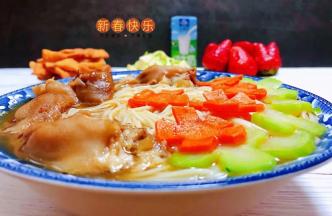 西兰花茎和胡萝卜都是营养价值非常丰富的时蔬要经常食用