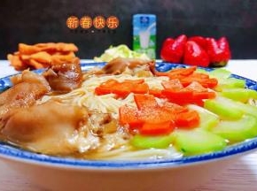 西兰花茎和胡萝卜都是营养价值非常丰富的时蔬要经常食用