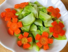 西兰花茎和胡萝卜花在开水中焯一下水后立即捞出放入冷水中冲凉沥干水份备用