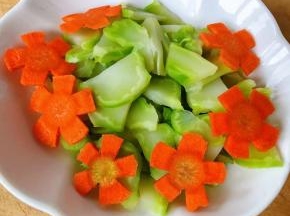 西兰花茎和胡萝卜花在开水中焯一下水后立即捞出放入冷水中冲凉沥干水份备用