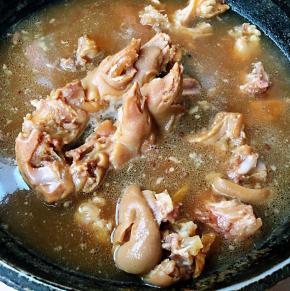 猪蹄炖至熟透软烂还不失劲道即可