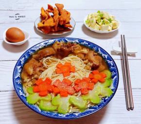 搭配一个鸡蛋、小葱拌豆腐、炸甜品就是标配的早餐