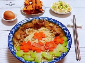 搭配一个鸡蛋、小葱拌豆腐、炸甜品就是标配的早餐